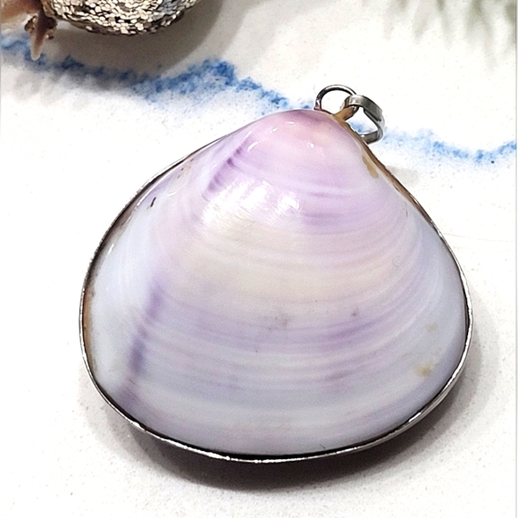 VINTAGE Clam Shell Pendant - Picture 2 of 11